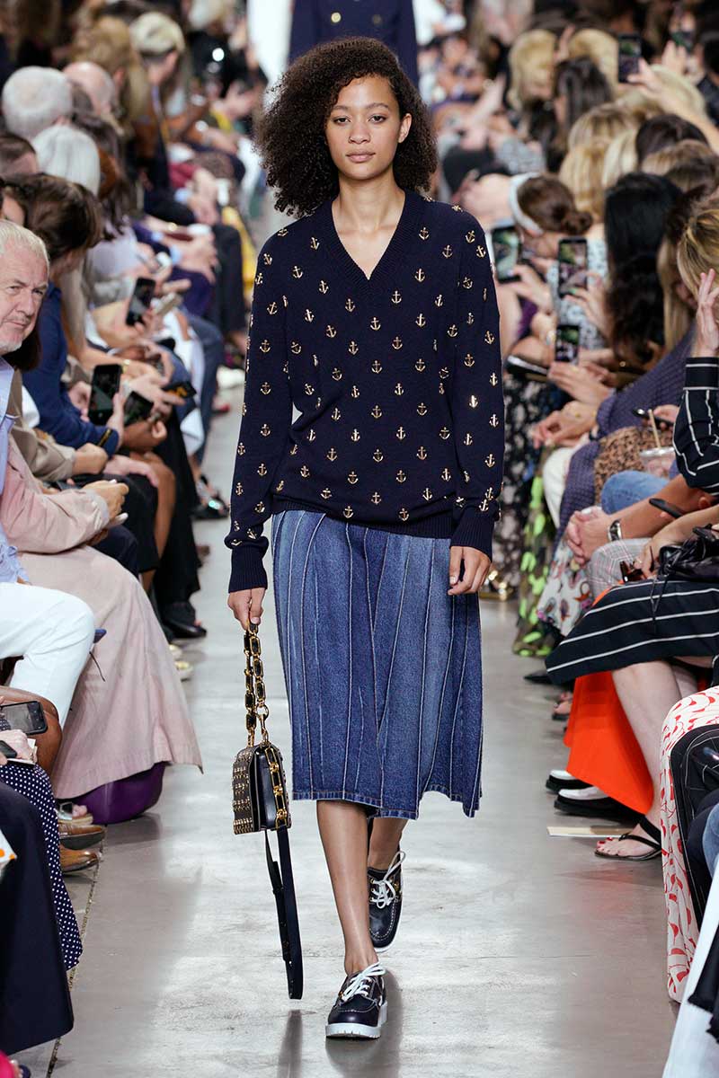 Tendenze moda estate 2020. Un must have: la gonna in denim. Sfilata Michael Kors