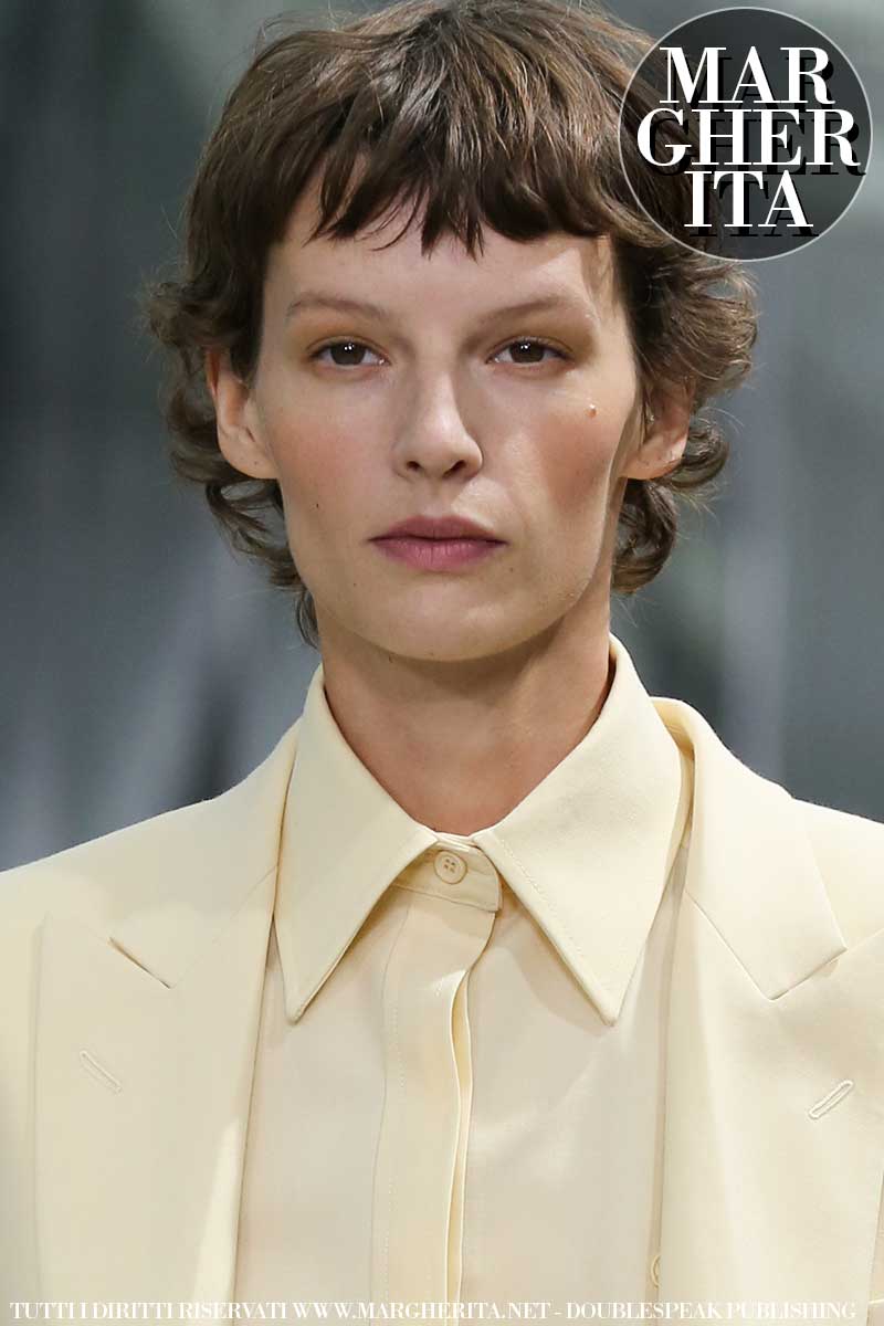 Capelli trendy per l’estate 2020. Le tendenze capelli: una frangia giocosa è trendy! Sfilata Lacoste Foto Mauro Pilotto