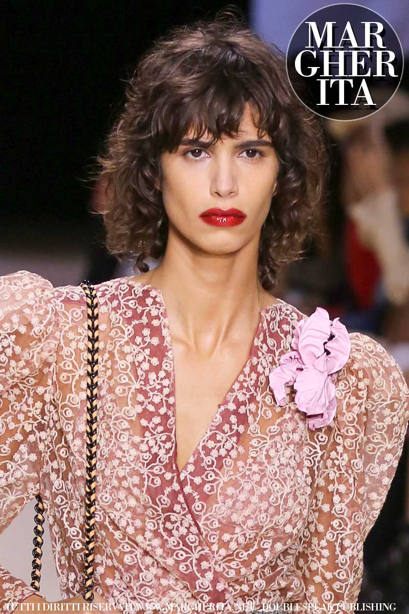 Capelli trendy per l’estate 2020. Le tendenze capelli: una frangia giocosa è trendy! Sfilata Louis Vuitton Foto Mauro Pilotto