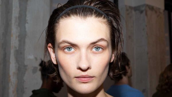 Le tendenze capelli per l’estate 2020. Una banda nei capelli. Una acconciatura estiva con un semplice accessorio - Backstage N21 Foto Charlotte Mesman