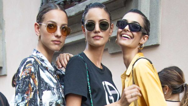 Moda street style 2020. Tendenze jeans. Il denim, slim fit e shorts, per le fashion models - Foto Charlotte Mesman