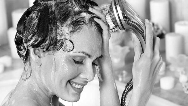 I prodotti per la cura dei capelli: cosa usare, cosa evitare. I consigli della dermatologa