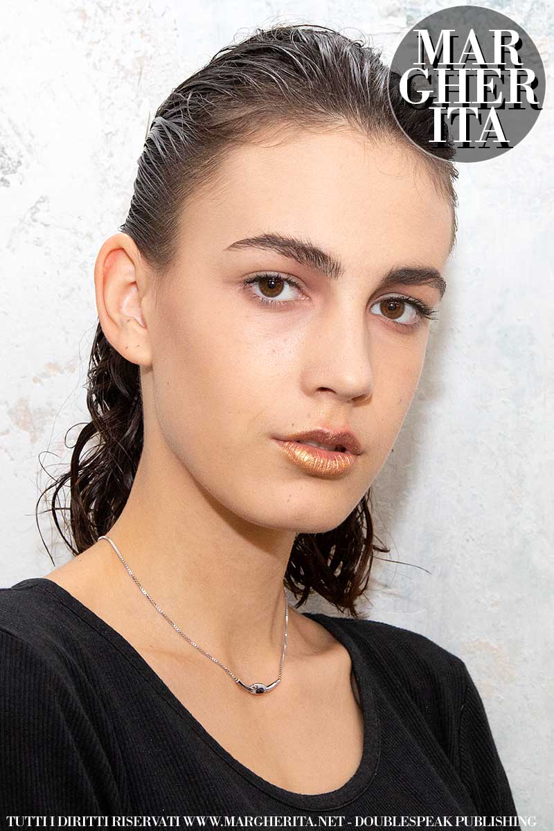 Nuovi trend capelli estate 2020. Vanno di moda le acconciature wet look. Ecco come fare - Sfilata Francesca Liberatore - Foto Charlotte Mesman