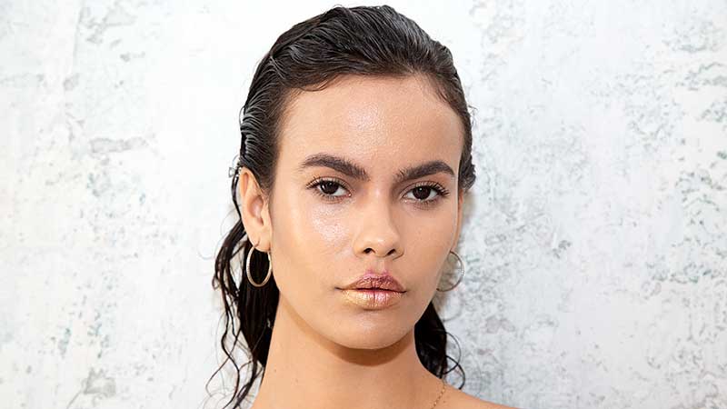 Nuovi trend capelli estate 2020. Vanno di moda le acconciature wet look. Ecco come fare - Sfilata Francesca Liberatore - Foto Charlotte Mesman