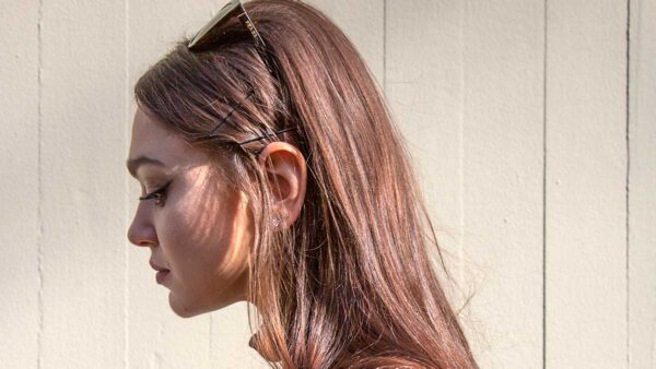 Nuove idee tendenze capelli estate 2020. Ecco un’acconciatura anni ’60 per un look moderno e fresco - Foto Charlotte Mesman