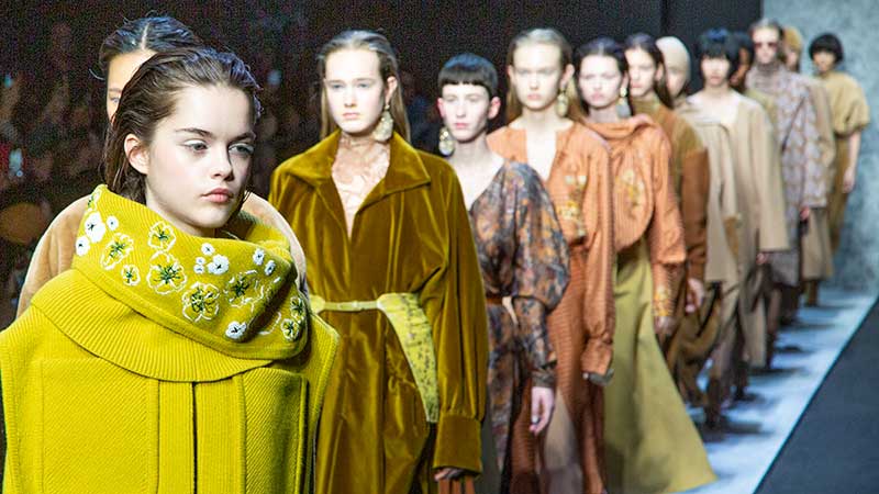 Tendenze moda autunno inverno 2020 2021. I nuovi colori di moda. Sfilata Anteprima. Foto: Charlotte Mesman