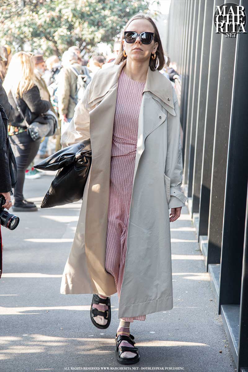 Tendenze street style estate 2020. I sandali (con le calze!) sono cool! Cosa ne pensate? - Foto Charlotte Mesman