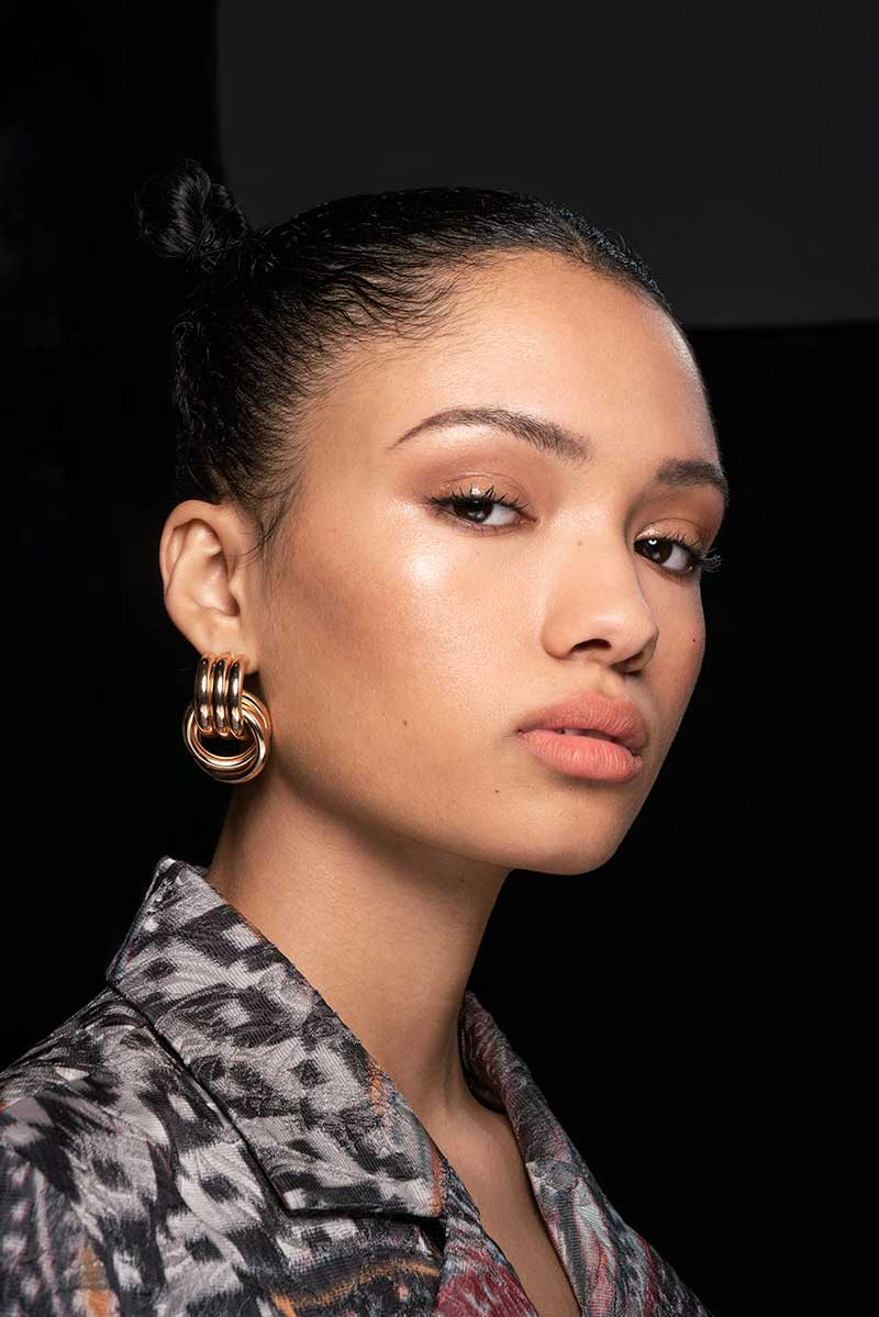 Trucco autunno inverno 2020 2021. Tendenza trucco color pelle, non potete sbagliare! - Sfilata: Kim Shui. Photo: courtesy of MAC