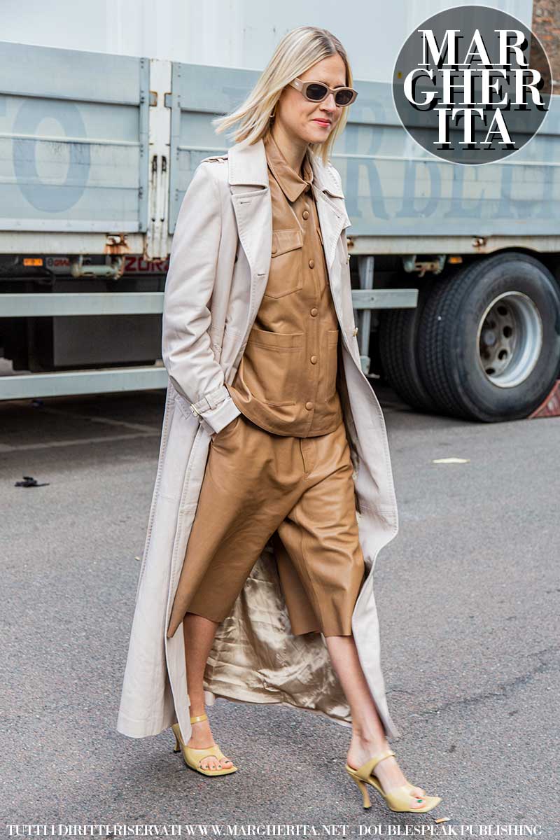 Moda street style autunno 2020. È il momento del trench coat. Tendenze moda donna autunno inverno 2020 2021 - Foto Charlotte Mesman
