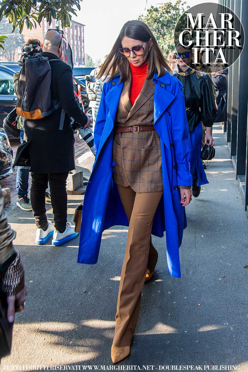 Moda street style autunno 2020. È il momento del trench coat. Tendenze moda donna autunno inverno 2020 2021 - Foto Charlotte Mesman