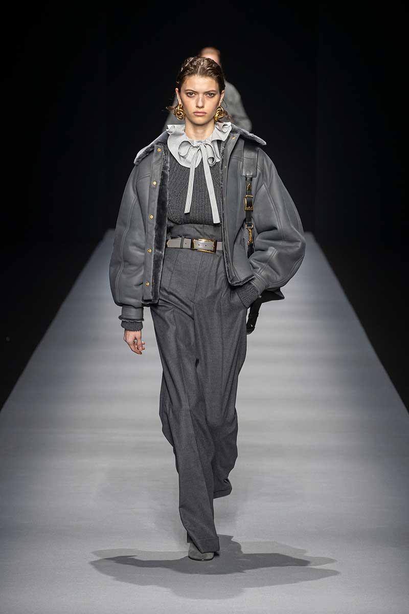 Le nuove tendenze moda donna autunno inverno 2020 2021. Pantaloni oversize a vita alta: tre regole di stile - Sfilata Alberta Ferretti