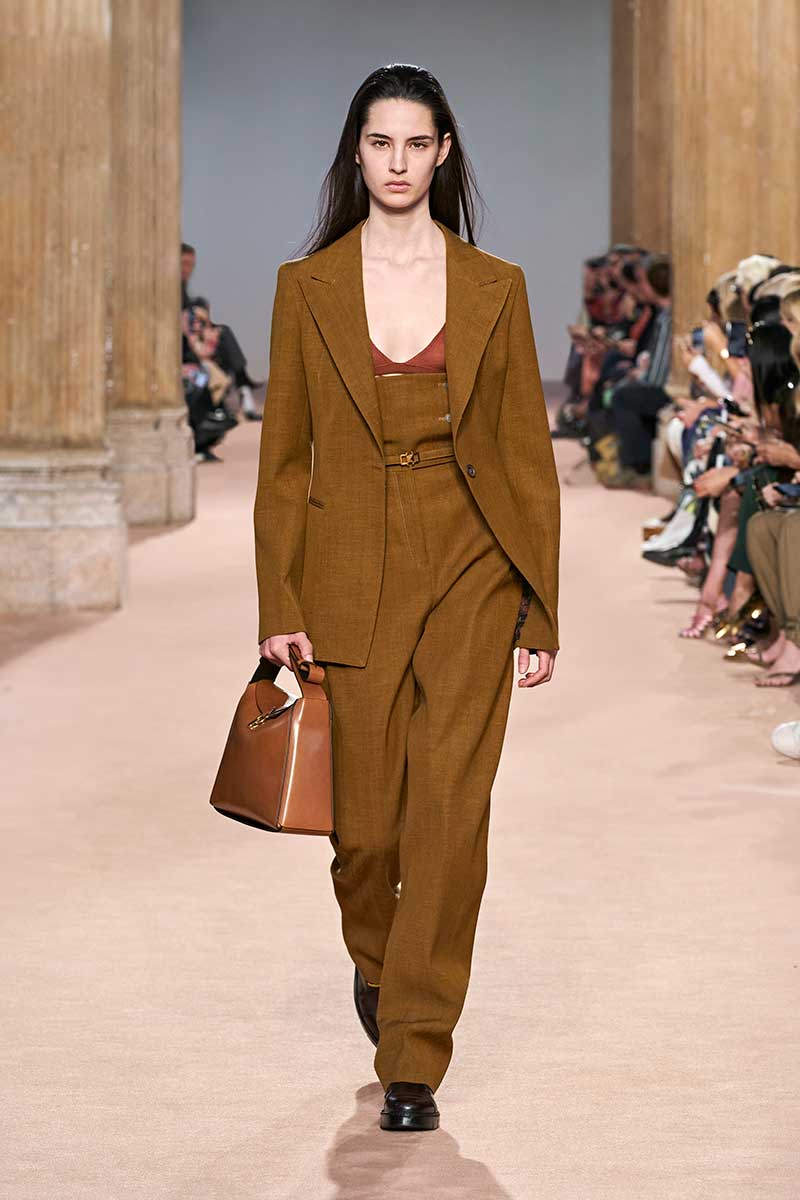 Le nuove tendenze moda donna autunno inverno 2020 2021. Pantaloni oversize a vita alta: tre regole di stile - Sfilata Salvatore Ferragamo