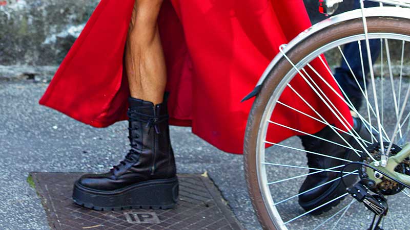Tendenze scarpe inverno 2020 2021. Arriva Frankenstein! Ecco il trend stivali con la suola maxi. Cosa ne pensate? - Foto Charlotte Mesman