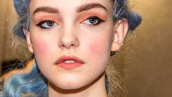 Tendenze trucco autunno inverno 2020 2021. Eyeliner grintoso e guance arrossate per un look romantico rock - Foto Charlotte Mesman