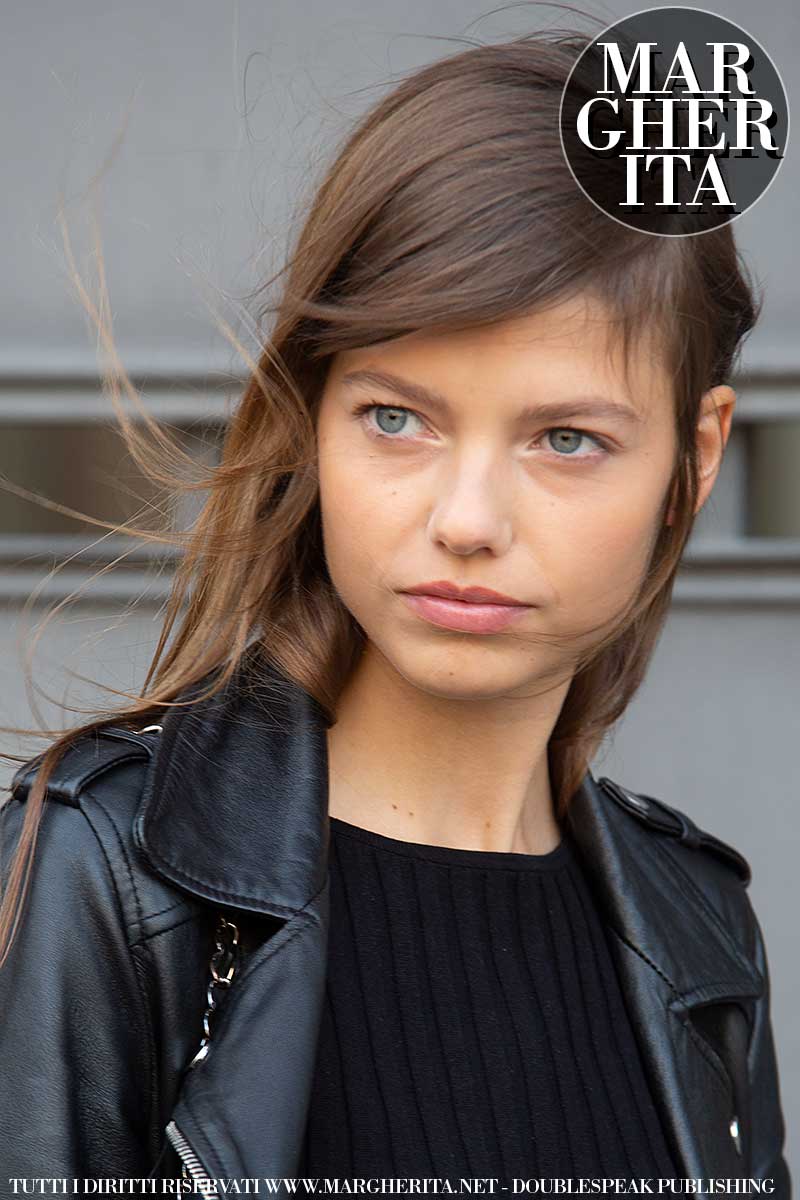 Tendenze capelli autunno inverno 2020 2021. Aggiornate la vostra acconciatura con una riga laterale. Facile e di grande impatto. Foto Charlotte Mesman