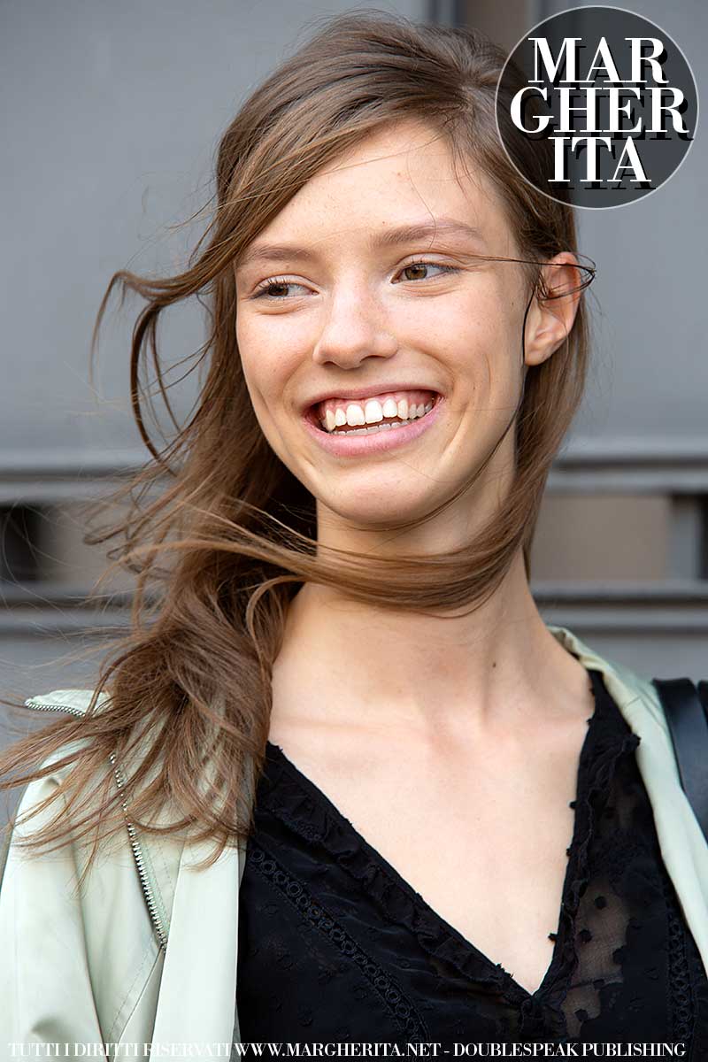 Tendenze capelli autunno inverno 2020 2021. Aggiornate la vostra acconciatura con una riga laterale. Facile e di grande impatto. Foto Charlotte Mesman
