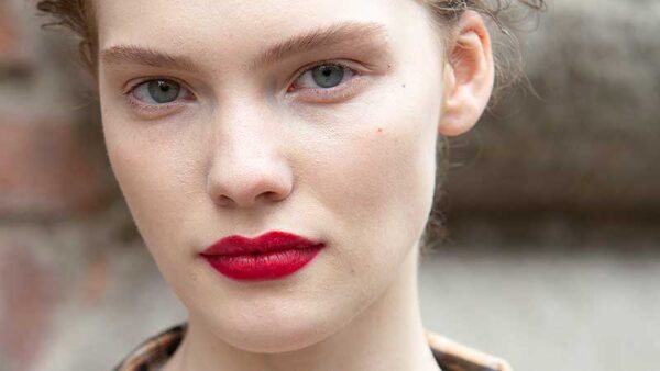 Nuove tendenze trucco inverno 2021. Le labbra rosse. Streetstyle da Max Mara