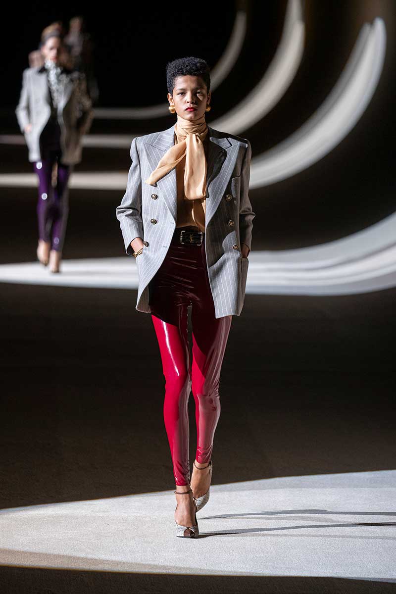 Moda. Come portare il rosso. Dieci consigli di stile, moda e tendenze inverno 2020 2021. Foto: Saint Laurent