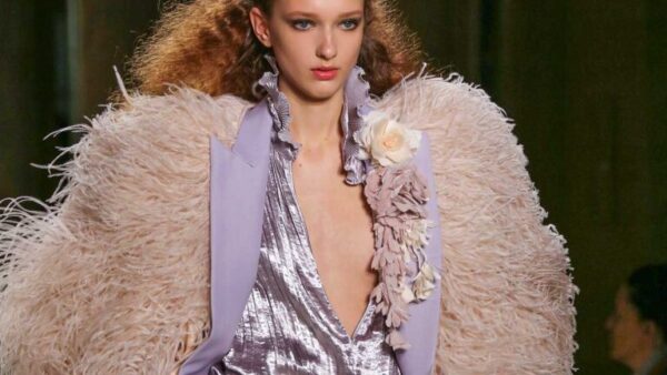 Idee e tendenze moda inverno 2020 2021. Feste in argento? Cosa ne pensate? Ecco i consigli di stile - Sfilata Lorenzo Serafini Foto Mauro Pilotto