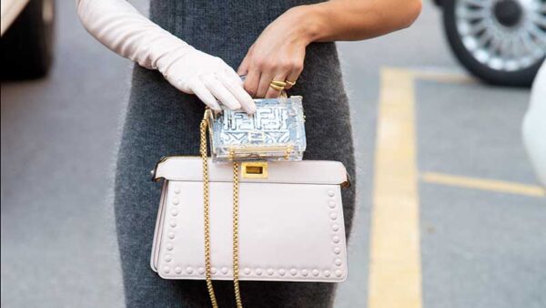 Tendenze moda primavera 2021. Trend alert: la moda ‘over’ è il trend, ma tornano le linee aderenti - Foto Charlotte Mesman