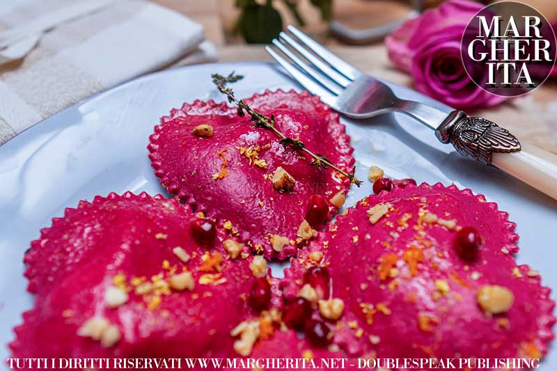 I ravioli rossi e a forma di cuore per una romanticissima cenetta a due. Ricette di cucina per San Valentino