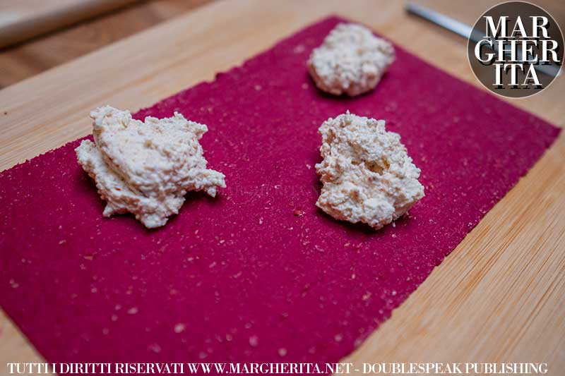 I ravioli rossi e a forma di cuore per una romanticissima cenetta a due. Ricette di cucina per San Valentino