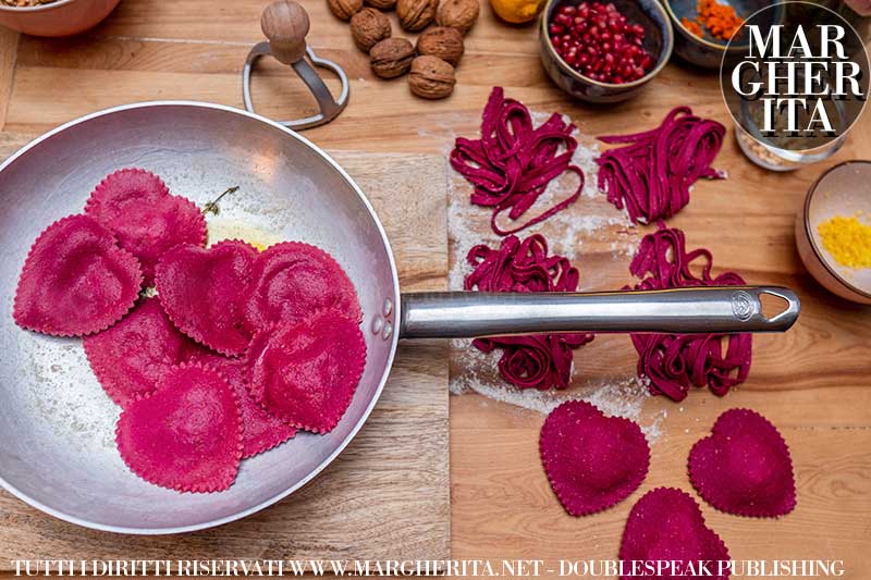 I ravioli rossi e a forma di cuore per una romanticissima cenetta a due. Ricette di cucina per San Valentino