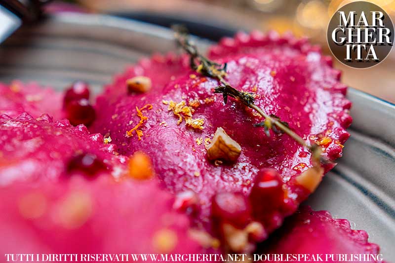 I ravioli rossi e a forma di cuore per una romanticissima cenetta a due. Ricette di cucina per San Valentino