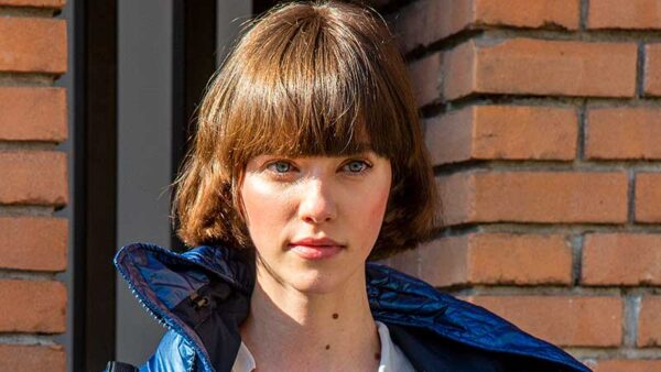 Capelli, le tendenze per il 2021. Questo taglio di capelli medio lungo (con la frangia) è molto avanti! - Foto Charlotte Mesman