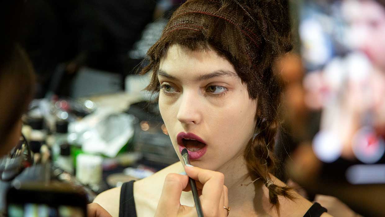 Le tendenze trucco per l’estate 2021. 7 consigli per un trucco giovane, trendy, antiaging - Backstage Antonio Marras Foto Charlotte Mesman