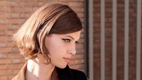 Tendenze capelli primavera estate 2021. Una acconciatura medio lunga che sta benissimo a (quasi) tutte! - Foto ADVERSUS