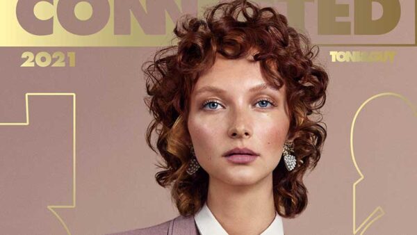 Tendenze capelli primavera estate 2021. I tagli di capelli ricci per la donna. Photo: Toni&Guy, Connected collection 2021 (Utilitarian)