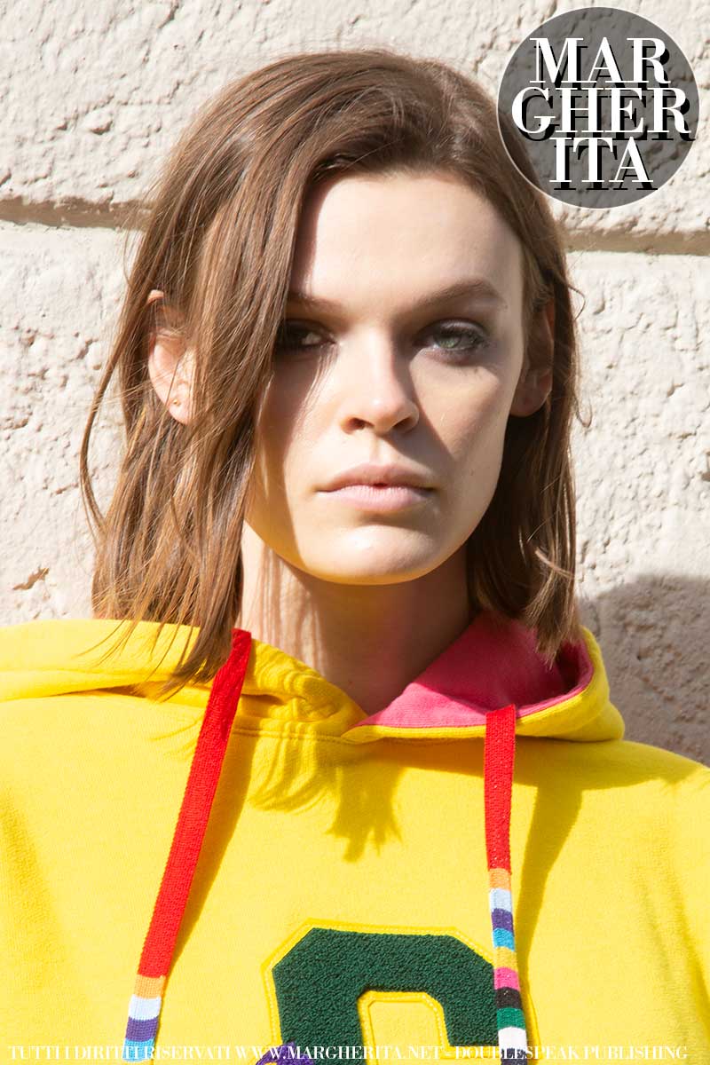 Tendenze capelli primavera estate 2021. I tagli di capelli medio lunghi per la donna. Topmodel Cara Taylor. Photo: Charlotte Mesman