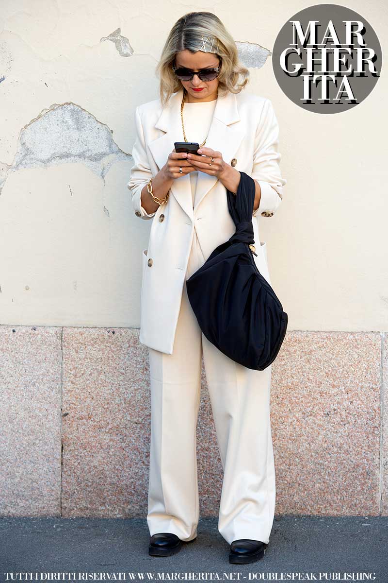 Moda street style donna estate 2021. Pantaloni bianchi