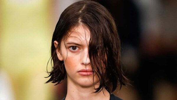 Tendenze trucco primavera estate 2021. Il fard arancione. Photo: courtesy of Sportmax