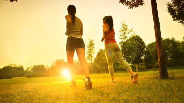 Correre in palestra e all'aria aperta. Come ci si allena, e come si deve mangiare