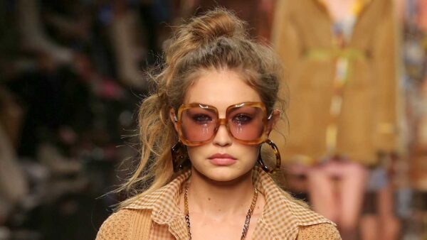 Consigli per snellire il viso scegliendo l’acconciatura giusta. Tendenze capelli donna - Sfilata Fendi Foto Mauro Pilotto