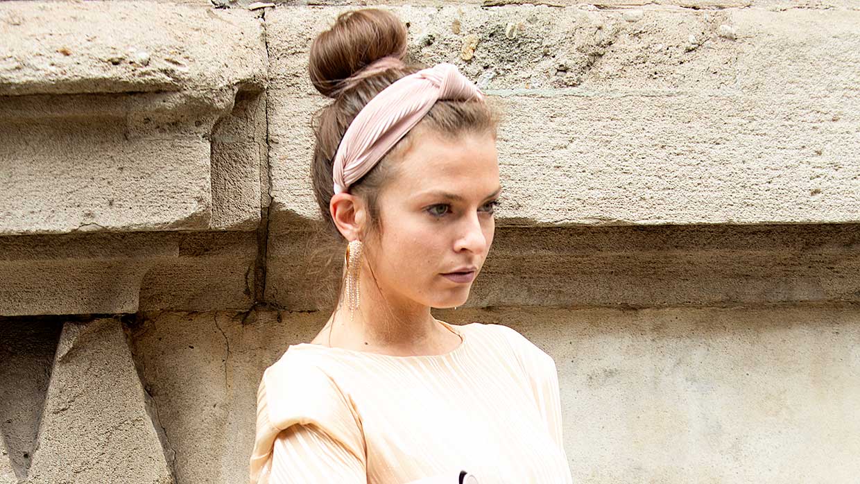 Tendenze acconciature 2021. Ecco come rendere (ancora più) stylish il tuo chignon alto