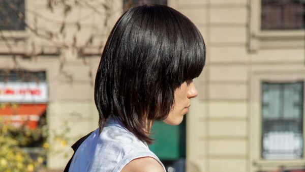 Tendenze tagli di capelli 2021: sorprendete(vi) con frange, mullet e tagli bob moderni - Foto Charlotte Mesman