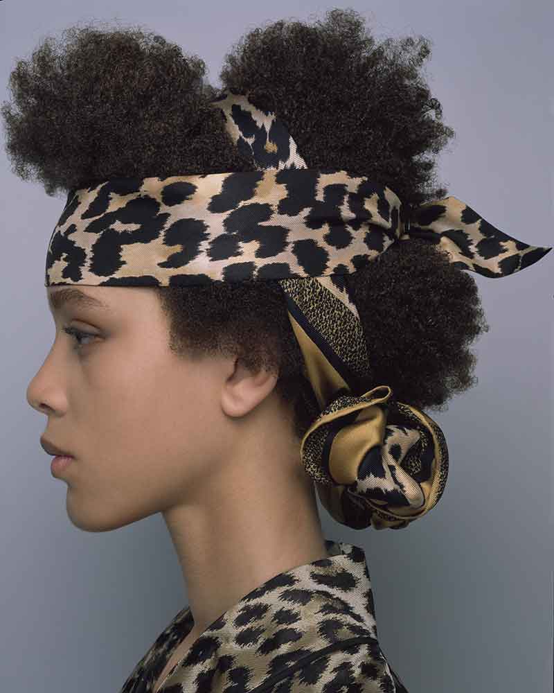 Moda donna autunno inverno 2021 2022. Ispirazione Dior: ecco come portare il foulard - Photo Courtesy of Dior
