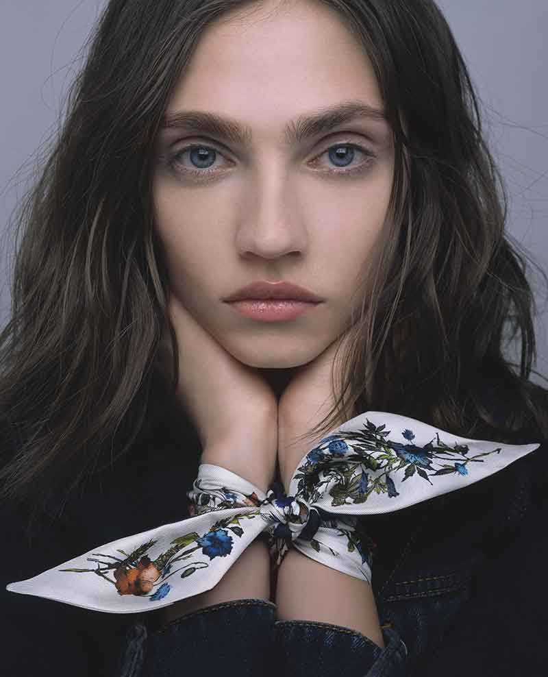 Moda donna autunno inverno 2021 2022. Ispirazione Dior: ecco come portare il foulard - Photo Courtesy of Dior