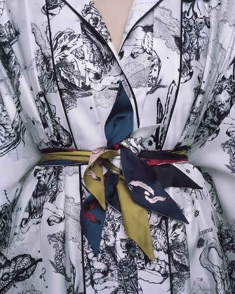 Moda donna autunno inverno 2021 2022. Ispirazione Dior: ecco come portare il foulard - Photo Courtesy of Dior