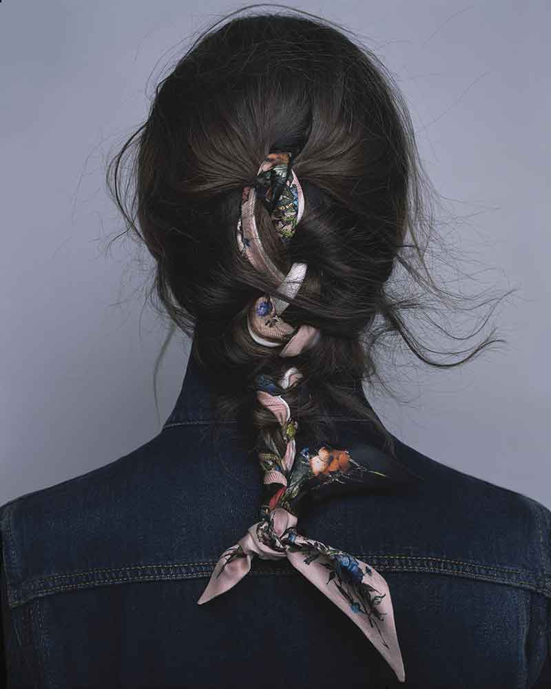 Moda donna autunno inverno 2021 2022. Ispirazione Dior: ecco come portare il foulard - Photo Courtesy of Dior