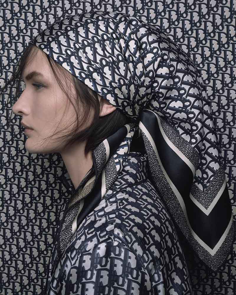 Moda donna autunno inverno 2021 2022. Ispirazione Dior: ecco come portare il foulard - Photo Courtesy of Dior