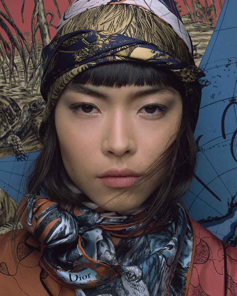 Moda donna autunno inverno 2021 2022. Ispirazione Dior: ecco come portare il foulard - Photo Courtesy of Dior