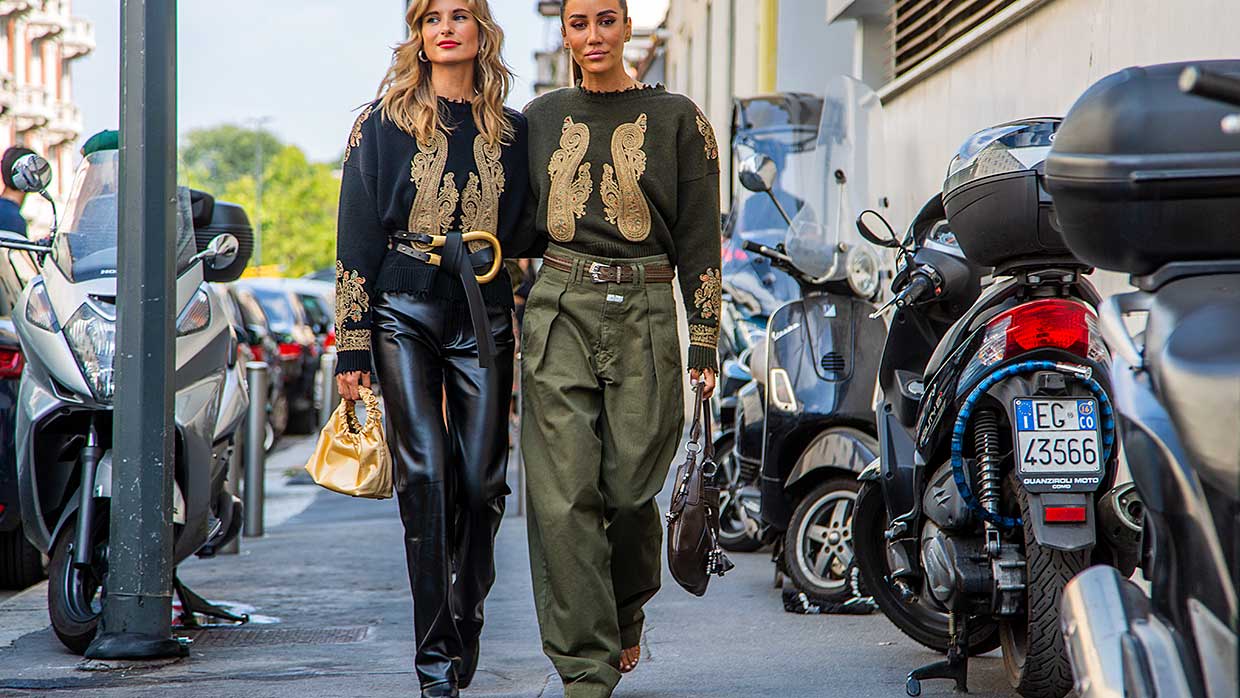Foto street style dalla Milano Fashion Week Estate 2022. Da Etro (a sinistra: Xenia Adonts). Foto: Charlotte Mesman
