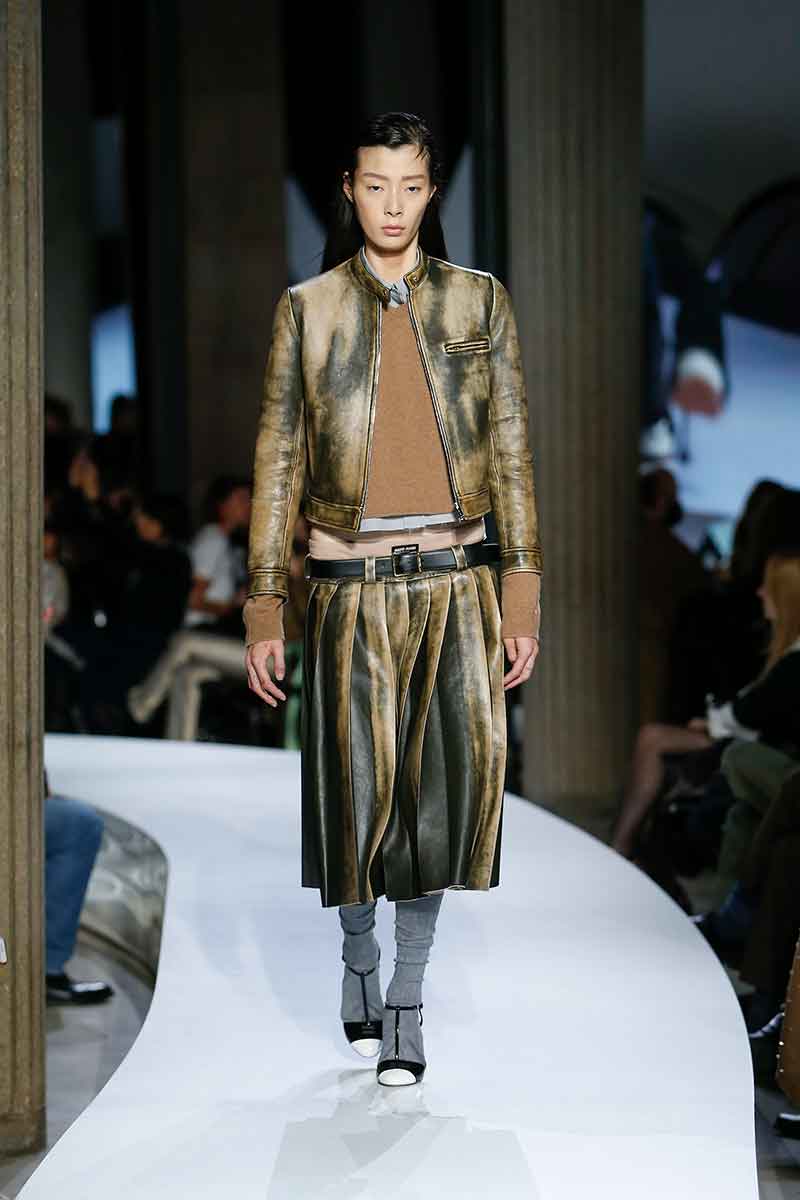 Tendenze moda 2022. Trend alert: torna la vita bassa! Magari fossimo già in estate! - Sfilata Miu Miu Estate 2022 - Photo Couresty of Miu Miu
