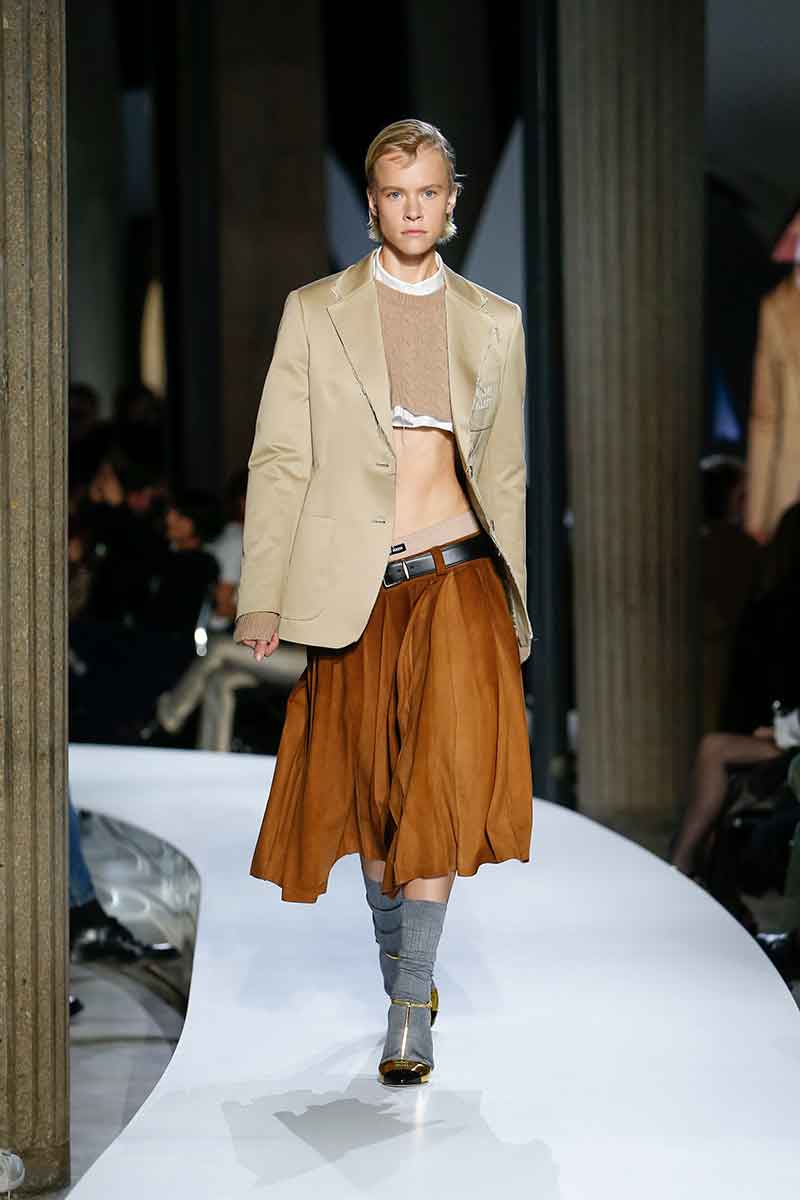 Tendenze moda 2022. Trend alert: torna la vita bassa! Magari fossimo già in estate! - Sfilata Miu Miu Estate 2022 - Photo Couresty of Miu Miu