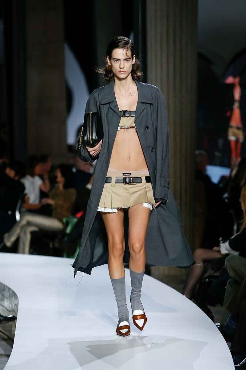 Tendenze moda 2022. Trend alert: torna la vita bassa! Magari fossimo già in estate! - Sfilata Miu Miu Estate 2022 - Photo Couresty of Miu Miu