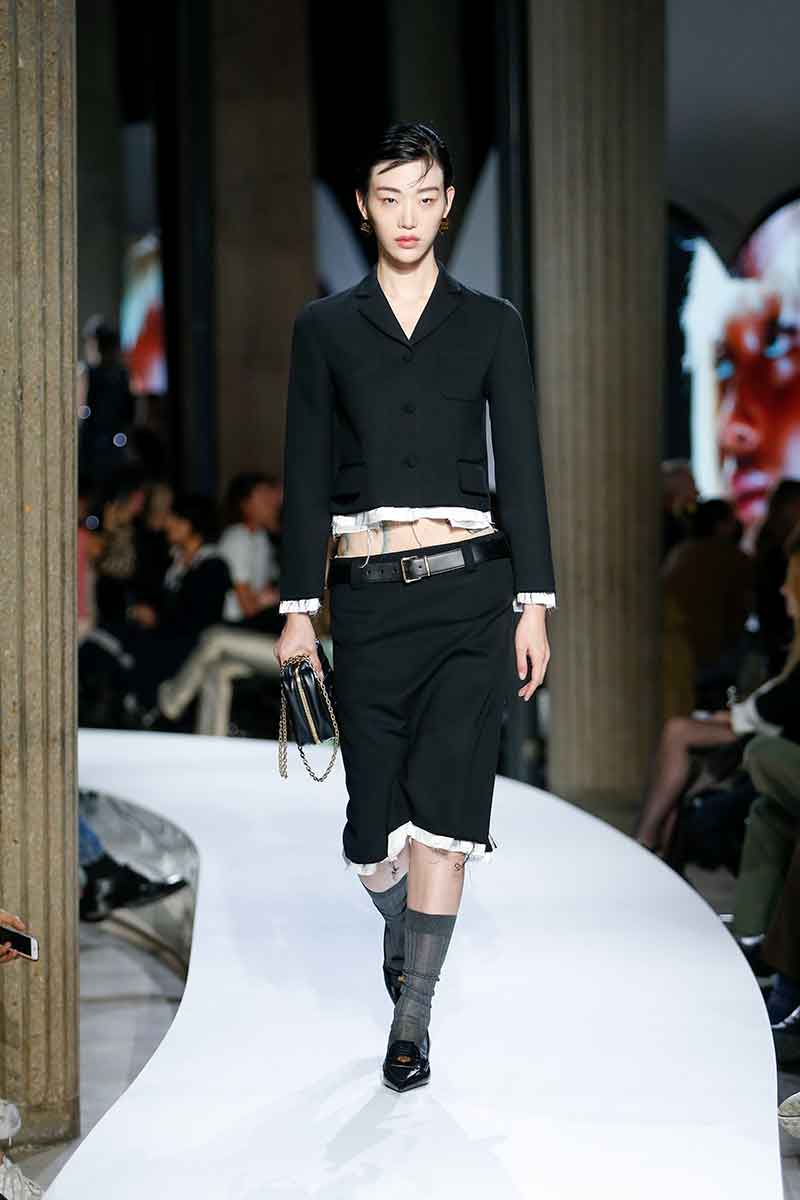 Tendenze moda 2022. Trend alert: torna la vita bassa! Magari fossimo già in estate! - Sfilata Miu Miu Estate 2022 - Photo Couresty of Miu Miu